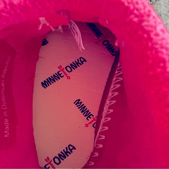 Minnetonka baby moccasins size 4 pink suede fringe leather soft sole shoes - Picture 7 of 8